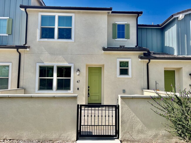 Beautiful Upgraded 3-Bedroom Townhouse in ... - Beautiful Upgraded 3-Bedroom Townhouse in ...