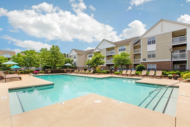 Swimming Pool with Cabana - The Grayson Apartment Homes