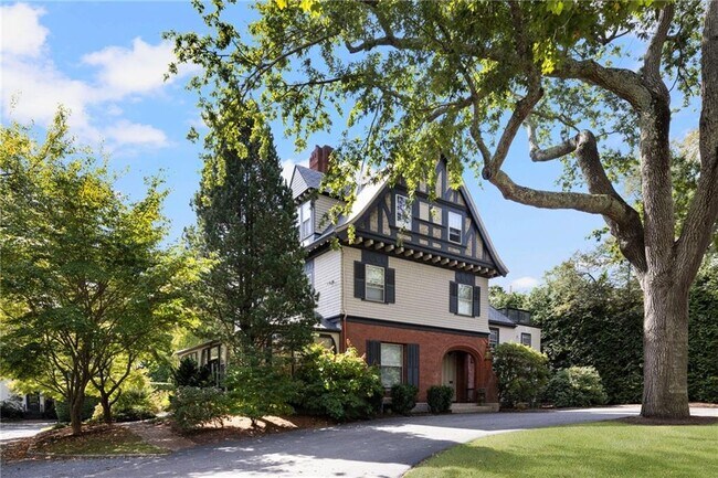 Building Photo - 107 Old Beach Rd Unit 2