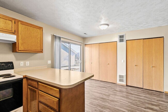 Photo - 520-522 Lamont Unit 522