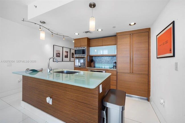 5875 Collins Ave Unit 1001