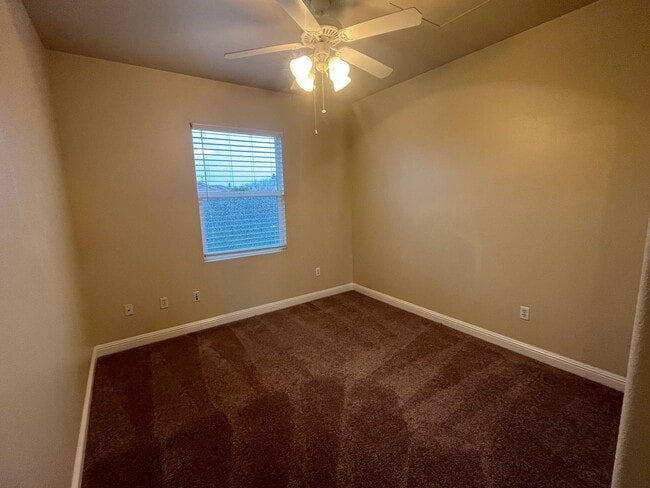 Photo - Spacious 2bed 2.5bath 3 story Condo with 1 car garage available in Westlake Parkway!