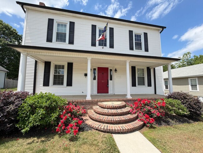 Building Photo - Charming & Spacious 3-Bedroom Home with a Large Fenced Yard!