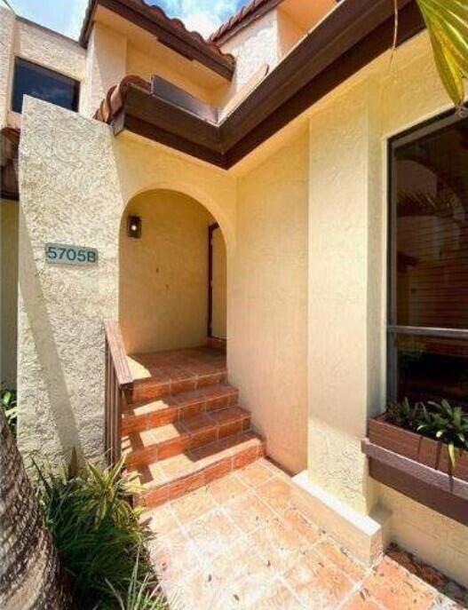 5705 Fox Hollow Dr