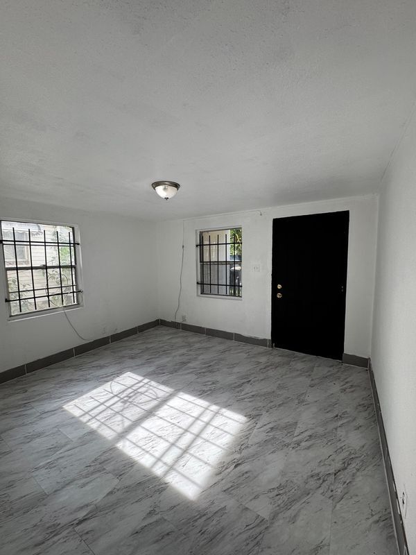 Photo - 929 W 27th St