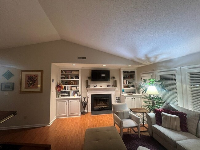 Building Photo - 2718 Cottage Cir