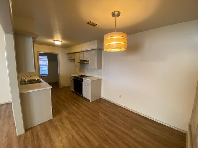 Photo - Duplex Convenient to South Loop 289
