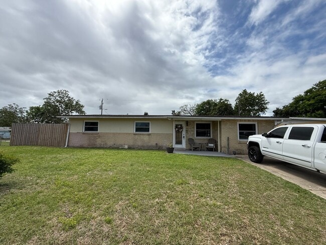 Photo - Spacious 4-bedroom, 2-bath pool home