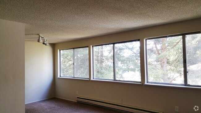 Building Photo - 1 bedroom 1 bath upstairs apartment