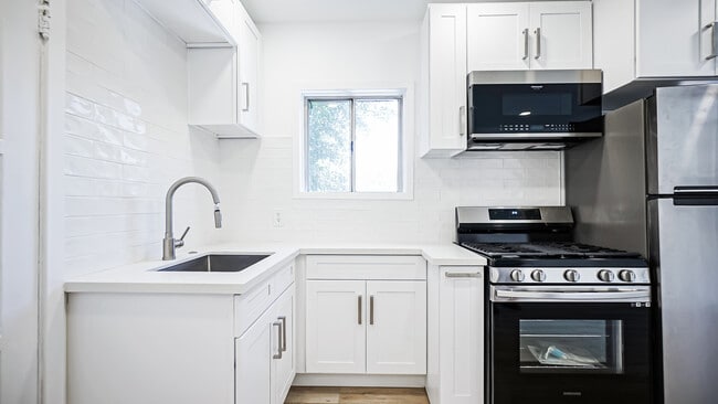 Photo - 2065 Ivar Ave