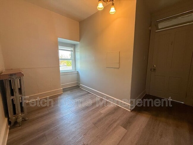 Photo - 911 E King St