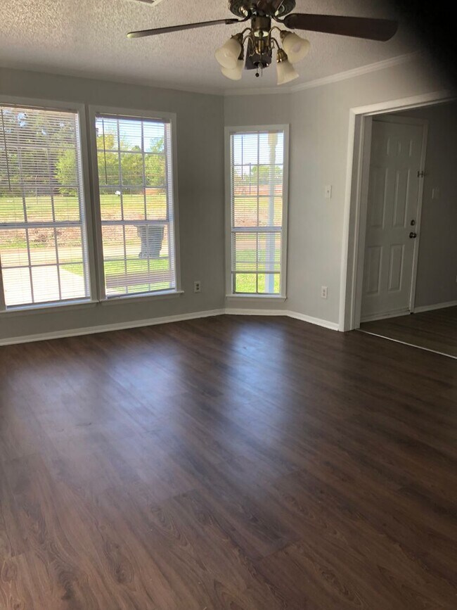 Photo - Move In Specual Large Duplex in a quiet cul-d-sac close to VA hospital Unidad 1