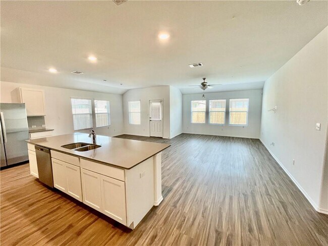 Photo - 1721 Devine Lake Bnd