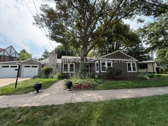 Building Photo - 255 Crest Rd