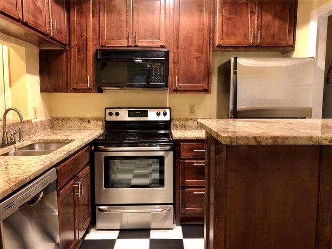 Photo - 806 W 24th St