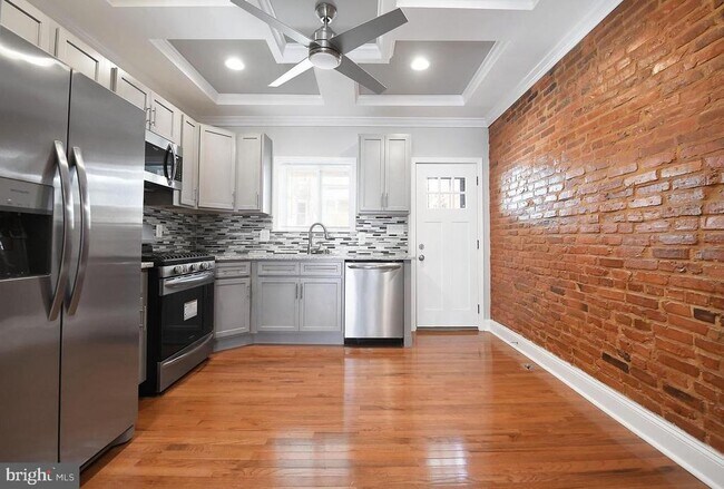 Photo - 2624 Llewelyn Ave