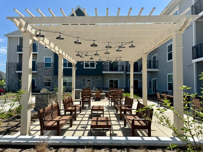 Patio comunitario - The Crest Luxury Apartments