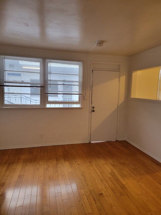 Photo - 1737 N Sycamore Ave Unit 105