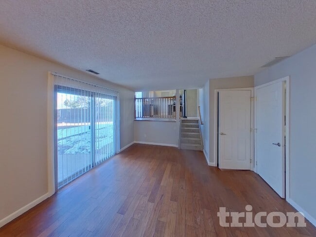 Photo - 5528 Old Farm Cir E