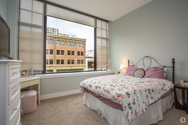 1BR, 1BA-700SF