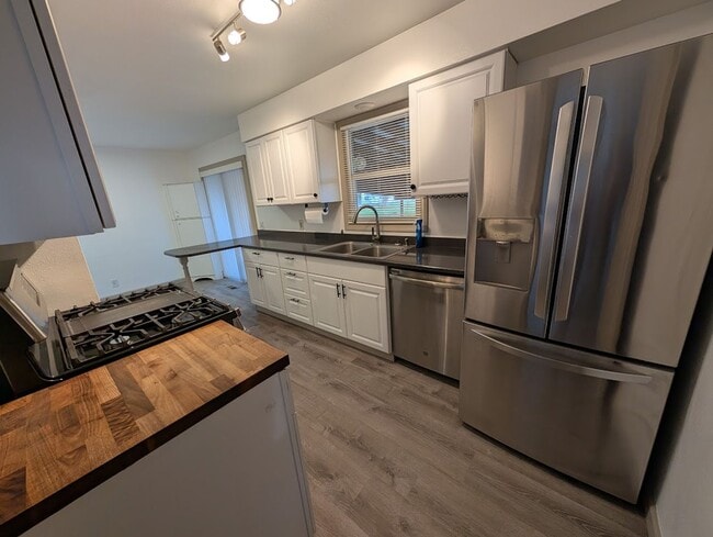 Building Photo - Fantastic 3 Bedroom Clarkston House with Fenced Backyard