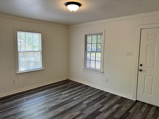 Photo - 834 Brinker St