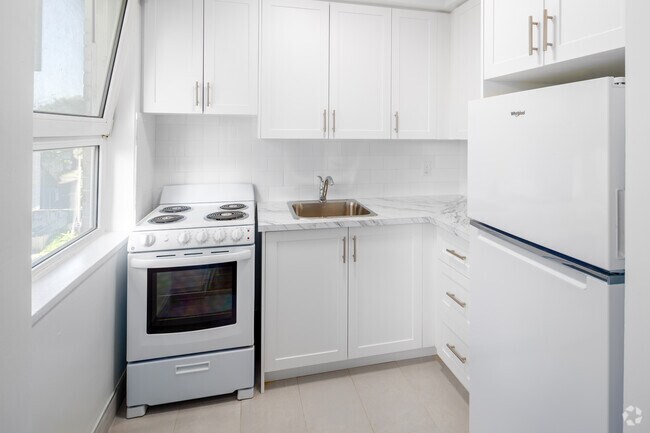 Bachelor, 1 BA - 373 SF - Cottingham Manor