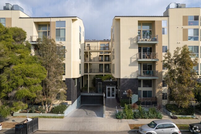 600 S Ridgeley Dr - Museo