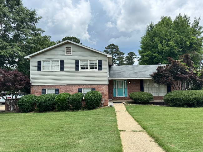 Building Photo - 2406 Greenbrier Dr Rental