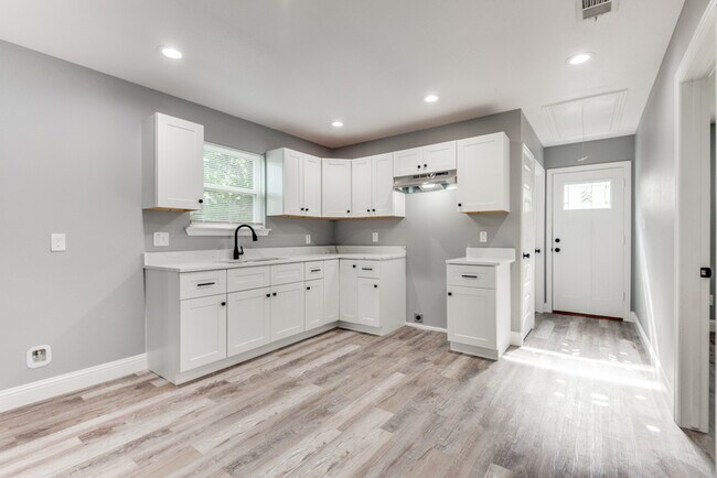 Photo - 9214 Metz Ave