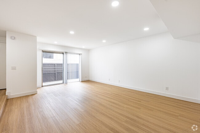 2BR, 3BA - 1232SF - Living Room