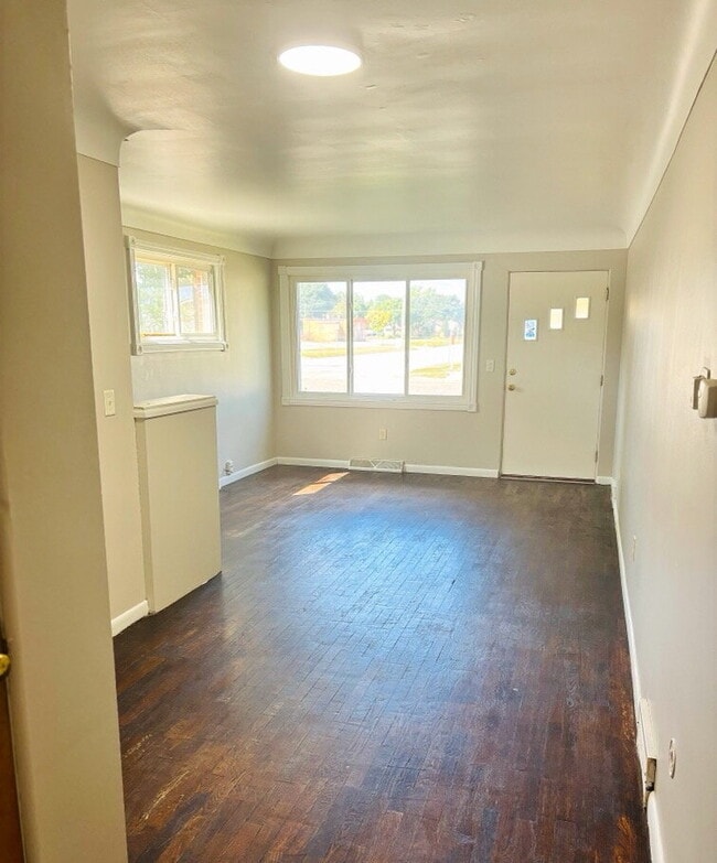 Building Photo - "Charming Saginaw Duplex: Spacious 2-Bedroom Haven with Gleaming Hardwood Floors!"