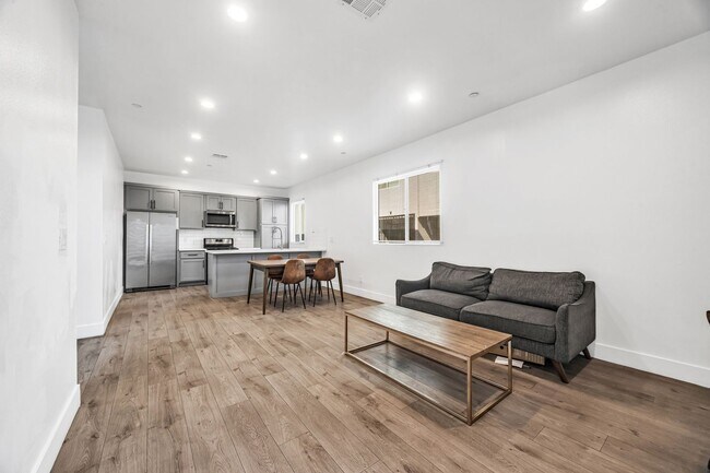 1235 W 37th Pl