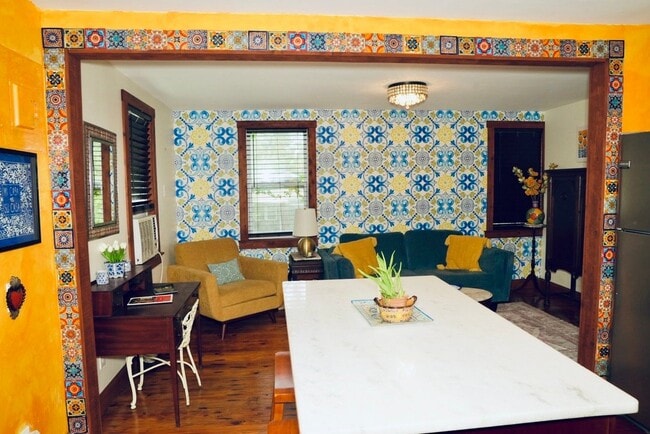 2739 College St Unit 2