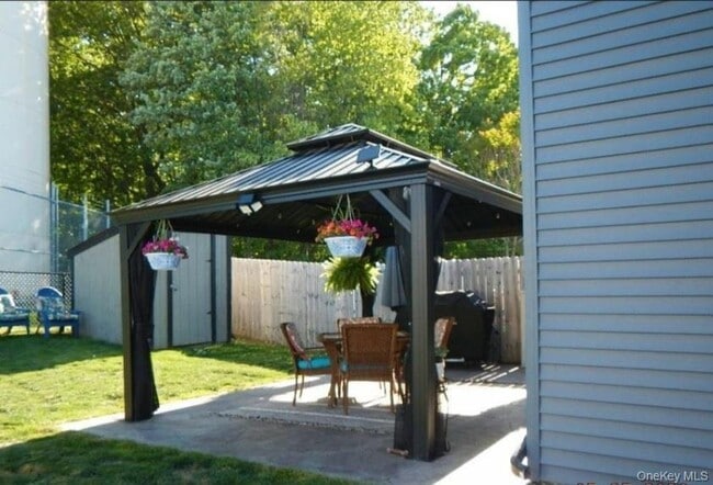 Photo - 409 Rakov Rd