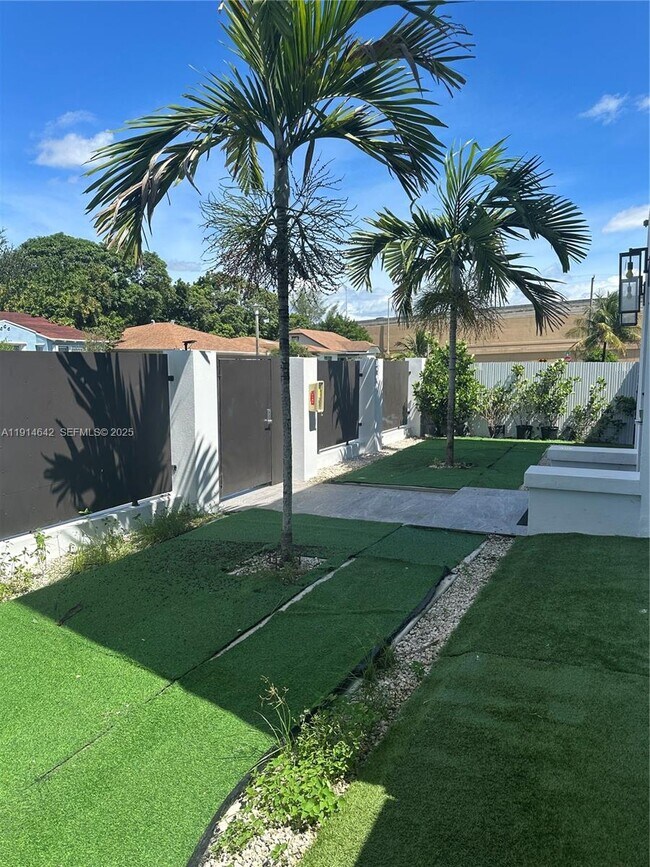 Photo - 676 NW 47th St Unidad 2