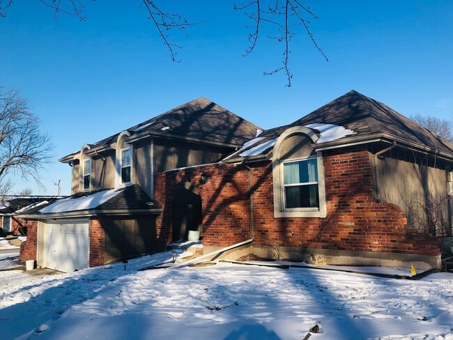 Photo - Walk to shopping and restaurants and high school