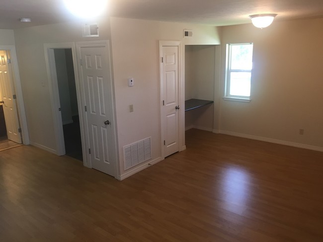 Three Oaks Apartments - Three Oaks Apartments