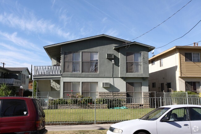 Building Photo - Variel Apartments