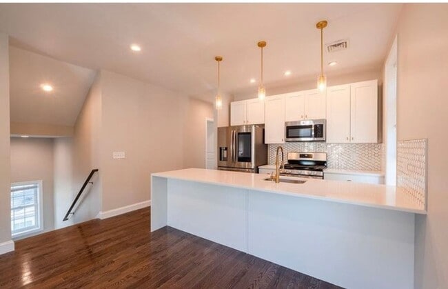 Building Photo - 118 Radcliffe Ave Unit 1