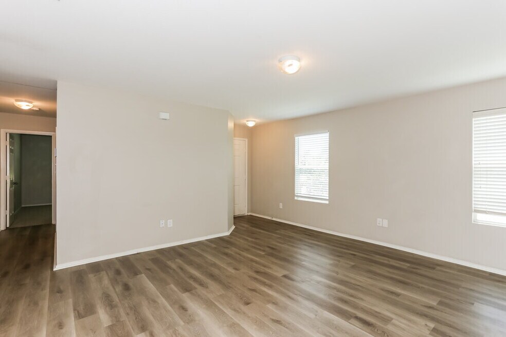 1303 Macaw Ct