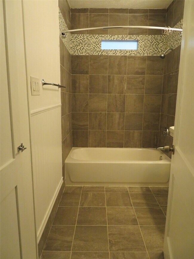 Building Photo - 12 Greenwood St