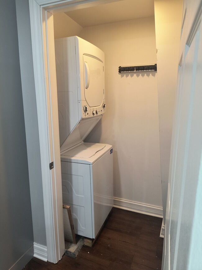 Building Photo - 1626 S Washtenaw Ave Unit 2nd floor