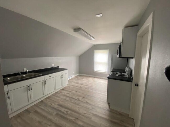 207 1/2 W Mill St