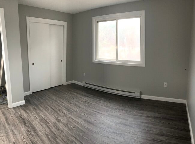 Second bedroom with large window - 252 Union St