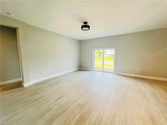 Photo - 2718 Helen Cir