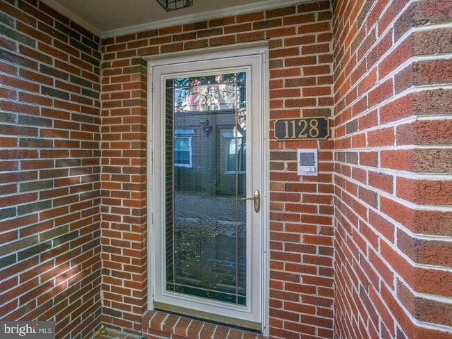 Building Photo - 1128 N Taylor St