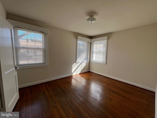 Photo - 212 Morton St