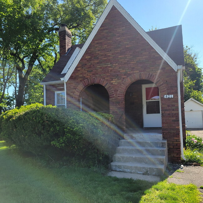 Building Photo - Near Westside 2BR Brick House!