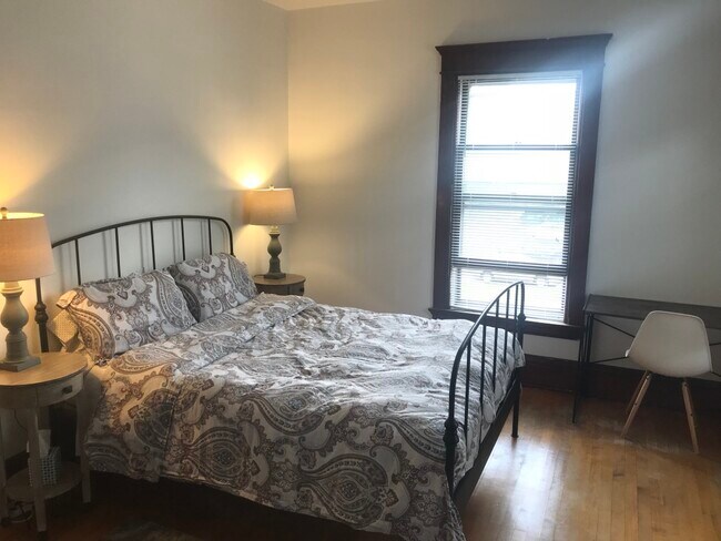 Photo - 915 E 19th St